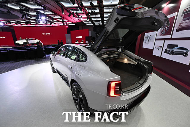 차세대 순수 전기 플래그십 'Volvo ES90' 출시 기념 행사가 22일 오전 서울 용산구 그랜드하얏트서울에서 열린 가운데 이윤모 볼보자동차코리아 대표(왼쪽)와 오스카 베르틸손 올스보르 볼보자동차 이사회 회장이 포즈를 취하고 있다. /박헌우 기자