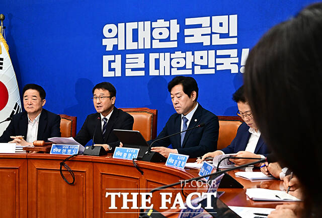 한병도 더불어민주당 대표 직무대행 겸 원내대표가 22일 오전 서울 여의도 국회에서 열린 최고위원회의에 참석해 모두발언을 하고 있다. /국회=배정한 기자