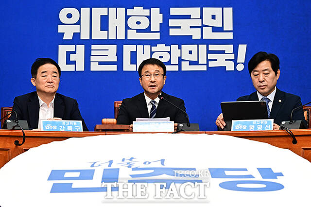 한병도 더불어민주당 대표 직무대행 겸 원내대표가 22일 오전 서울 여의도 국회에서 열린 최고위원회의에 참석해 모두발언을 하고 있다. /국회=배정한 기자