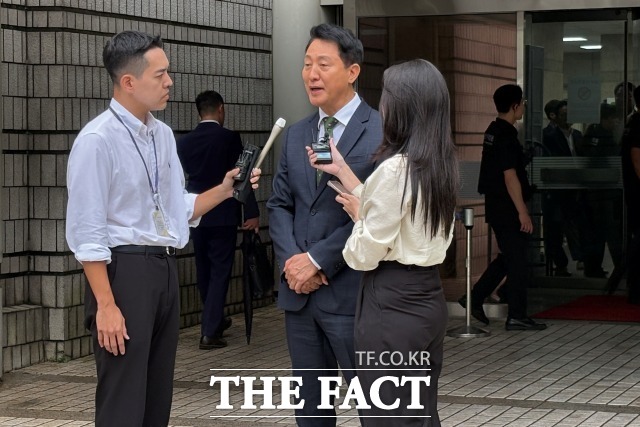 여론조사 대납 의혹을 받는 오세훈 서울시장이 1심에서 당선무효형인 벌금 1000만원을 선고받았다. 오 시장이 22일 오후 서울서초구 서울중앙지방법원에서 열린 여론조사 대납 의혹 선고공판을 마치고 나와 발언하고 있다./정예은 기자