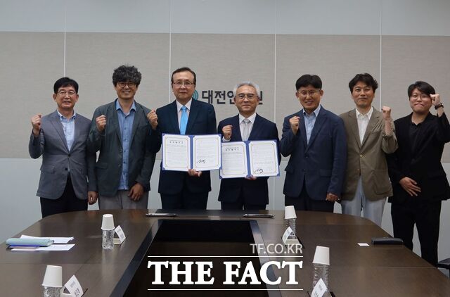 22일 대전연구원에서 열린 도시재생 분야 전문인력 양성을 위한 업무협약식에서 목원대와 대전연구원 관계자들이 기념 촬영을 하고 있다. /목원대