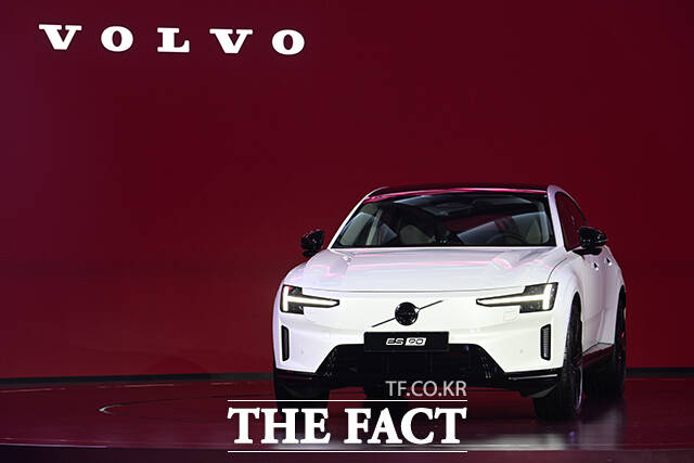 차세대 순수 전기 플래그십 'Volvo ES90' 출시 기념 행사가 22일 오전 서울 용산구 그랜드하얏트서울에서 열린 가운데 이윤모 볼보자동차코리아 대표(왼쪽)와 오스카 베르틸손 올스보르 볼보자동차 이사회 회장이 포즈를 취하고 있다. /박헌우 기자