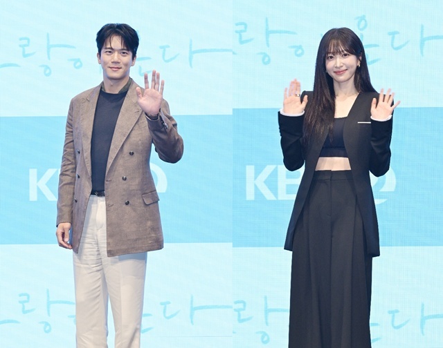 배우 하석진(왼쪽)과 안희연이 KBS2 새 토일드라마 '사랑이 온다'의 주연으로 나선다. /KBS2