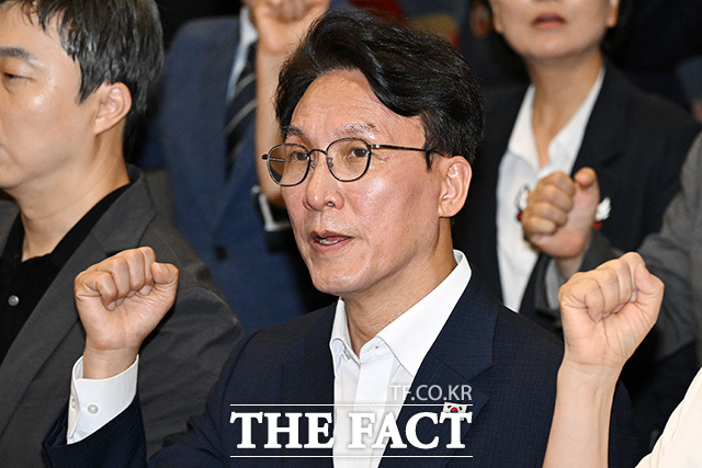 '민주당 청년을 담다! 노동을 잇다' 토론회 참석해 손피켓 들어보이는 당권 주자들과 참석자들.