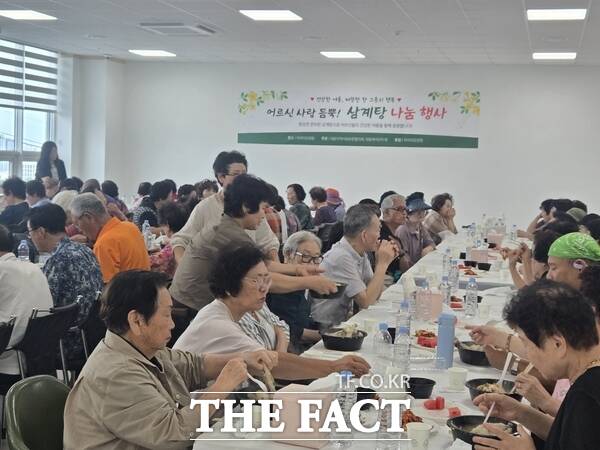 22일 대전시 동구 대동에서 진행된 '어르신 사랑 듬뿍 삼계탕 나눔 행사' 모습. /대전시 동구