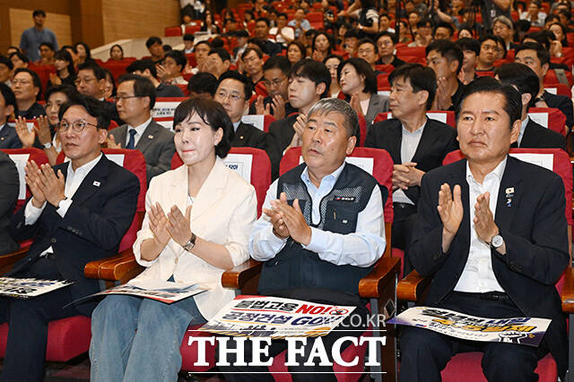 '민주당 청년을 담다! 노동을 잇다' 토론회 참석해 손피켓 들어보이는 당권 주자들과 참석자들.