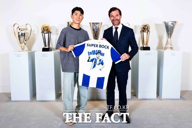 FC포르투의 안드레 빌라스보아스(오른쪽)으로부터 기념 유니폼을 전달받고 있는 장면. 빌라스보아스는 현재 FC포르투 제32대 회장으로, 과거 포르투·첼시·토트넘·제니트·마르세유 감독을 지냈다./FC포르투