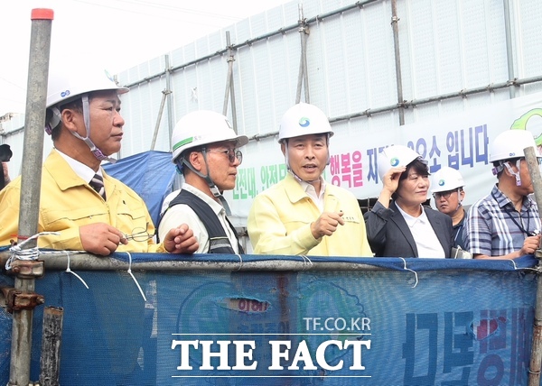 전문학 대전시 서구청장(가운데)이 22일 괴정동 국민체육센터 조성 현장을 둘러보고 있다. /대전 서구