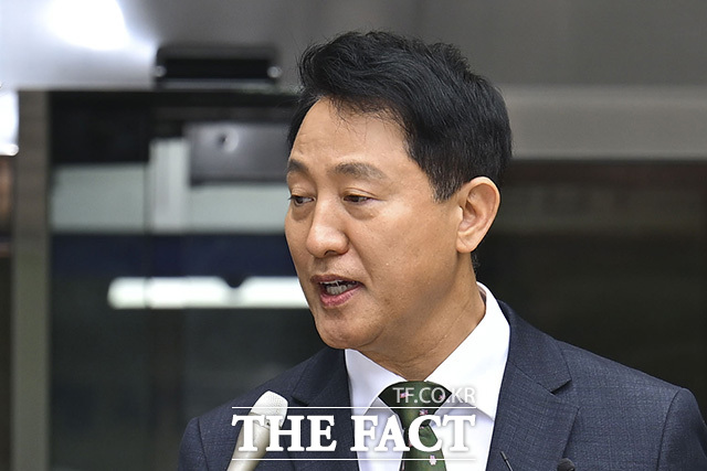 오 시장이 취재진의 질문에 답하고 있다. /사진공동취재단