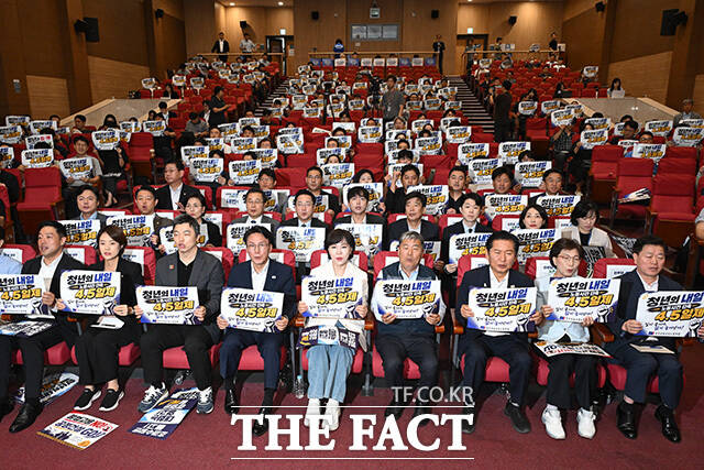 '민주당 청년을 담다! 노동을 잇다' 토론회 참석해 손피켓 들어보이는 당권 주자들과 참석자들.