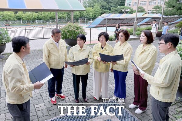 대전시의회 교육위원회 소속 의원들이 21일 대전배울초등학교 급식실 화재 현장을 긴급 점검했다. /대전시의회