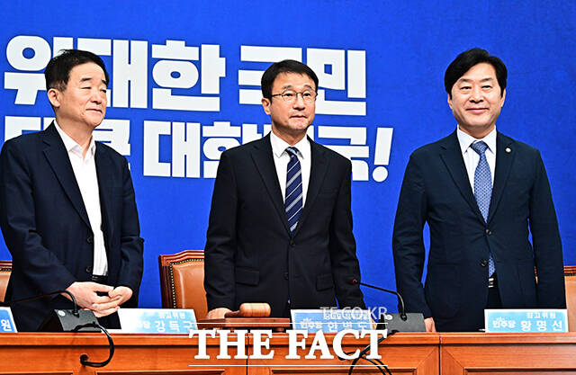 한병도 더불어민주당 대표 직무대행 겸 원내대표가 22일 오전 서울 여의도 국회에서 열린 최고위원회의에 참석해 모두발언을 하고 있다. /국회=배정한 기자