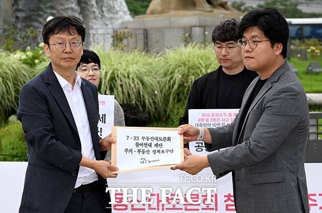 이강훈 참여연대 집행위원장(왼쪽 세 번째)이 22일 오전 서울 종로구 청와대 분수대 앞에서 열린 무주택 서민 주거 안정을 위한 주거·부동산 정책요구안 발표 기자회견에서 발언하고 있다. /박상민 기자