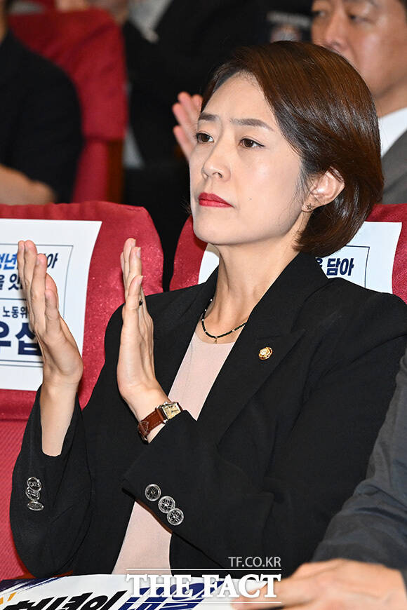 '민주당 청년을 담다! 노동을 잇다' 토론회 참석해 손피켓 들어보이는 당권 주자들과 참석자들.