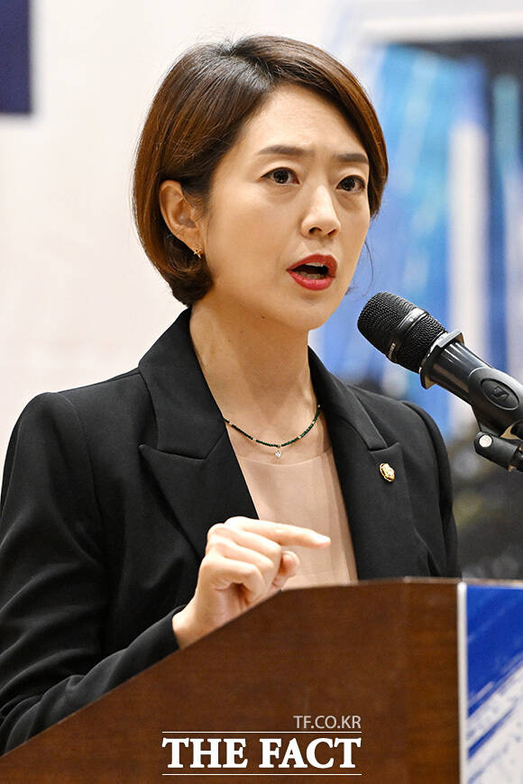 '민주당 청년을 담다! 노동을 잇다' 토론회 참석해 손피켓 들어보이는 당권 주자들과 참석자들.