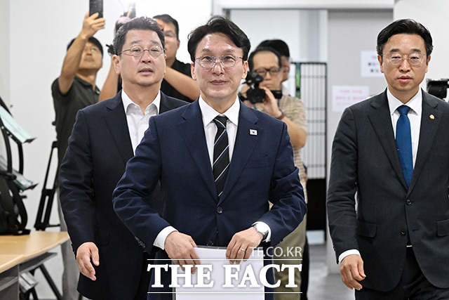 4대 개혁 발표 기자회견 열고 발언하는 김 전 총리.