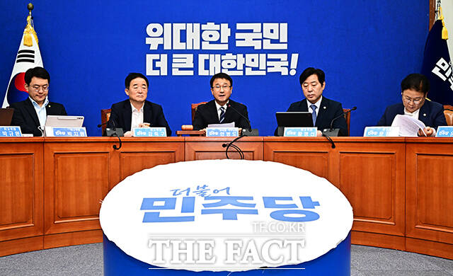 한병도 더불어민주당 대표 직무대행 겸 원내대표가 22일 오전 서울 여의도 국회에서 열린 최고위원회의에 참석해 모두발언을 하고 있다. /국회=배정한 기자