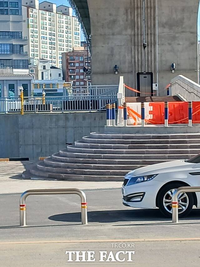 해오름대교 송도해수욕장쪽에 급하게 설치된 엘리베이터. 이곳 앞에 설치된 계단도 너무 가팔라 위험해 보였다. /박진홍 기자