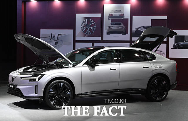 차세대 순수 전기 플래그십 'Volvo ES90' 출시 기념 행사가 22일 오전 서울 용산구 그랜드하얏트서울에서 열린 가운데 이윤모 볼보자동차코리아 대표(왼쪽)와 오스카 베르틸손 올스보르 볼보자동차 이사회 회장이 포즈를 취하고 있다. /박헌우 기자