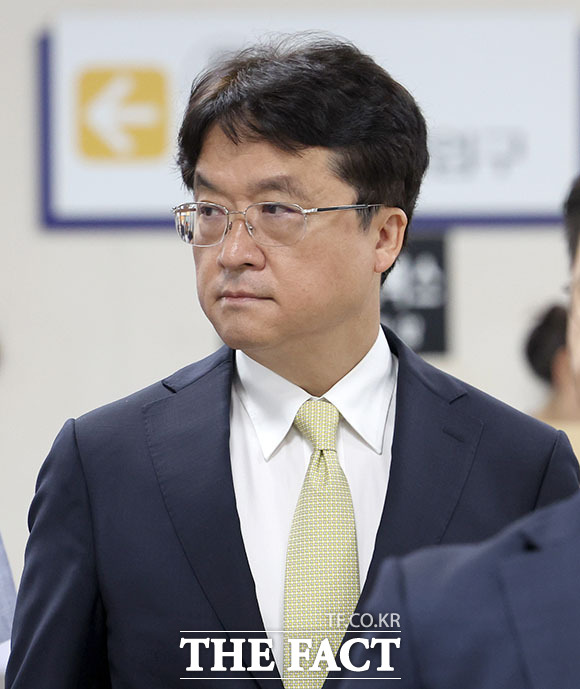 박현종 전 BHC 회장이 22일 오후 서울 서초구 서울중앙지방법원에서 열린 횡령·배임 혐의 공판에 출석하고 있다. /서예원 기자