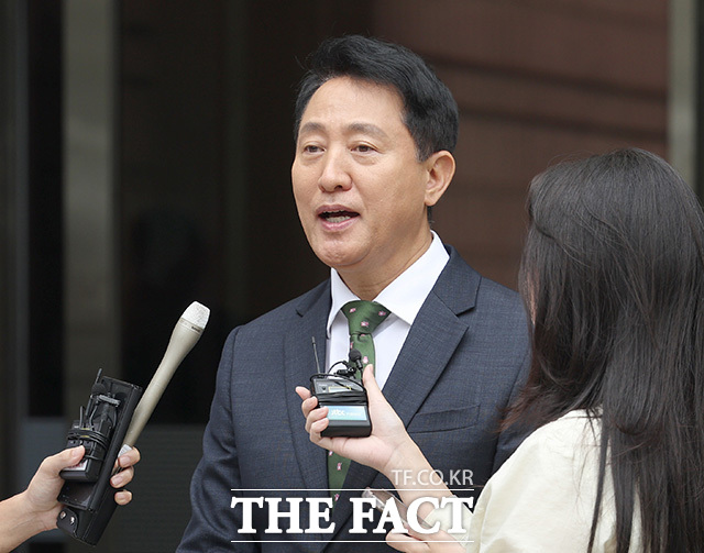 오세훈 서울시장이 22일 오후 서울 서초구 서울중앙지방법원에서 열린 정치자금법 위반 혐의 1심 선고 공판 후 취재진의 질문에 답하고 있다. /송호영 기자