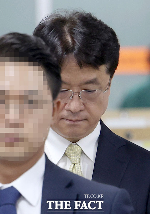 박현종 전 BHC 회장이 22일 오후 서울 서초구 서울중앙지방법원에서 열린 횡령·배임 혐의 공판에 출석하고 있다. /서예원 기자