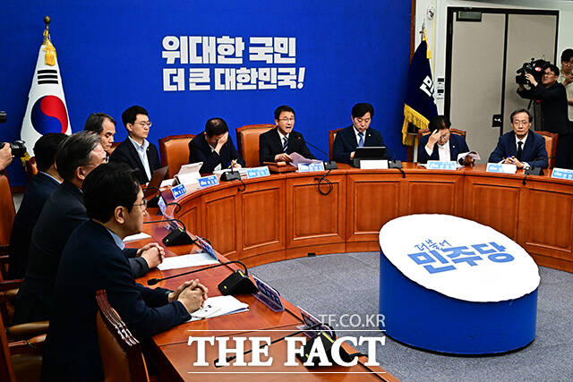 한병도 더불어민주당 대표 직무대행 겸 원내대표가 22일 오전 서울 여의도 국회에서 열린 최고위원회의에 참석해 모두발언을 하고 있다. /국회=배정한 기자