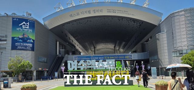 막대한 예산을 들여 치른 국제행사는 남겨진 시설이 지역 발전의 자산이 될 수도 있지만, 활용 전략이 뒷받침되지 않으면 예산을 허비하는 부작용을 낳을 수 도 있다. 2012년 열린 여수세계박람회장 입구 모습 /김영신 기자