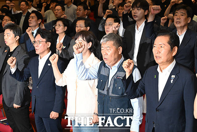 '민주당 청년을 담다! 노동을 잇다' 토론회 참석해 손피켓 들어보이는 당권 주자들과 참석자들.