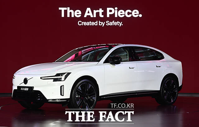 차세대 순수 전기 플래그십 'Volvo ES90' 출시 기념 행사가 22일 오전 서울 용산구 그랜드하얏트서울에서 열린 가운데 이윤모 볼보자동차코리아 대표(왼쪽)와 오스카 베르틸손 올스보르 볼보자동차 이사회 회장이 포즈를 취하고 있다. /박헌우 기자