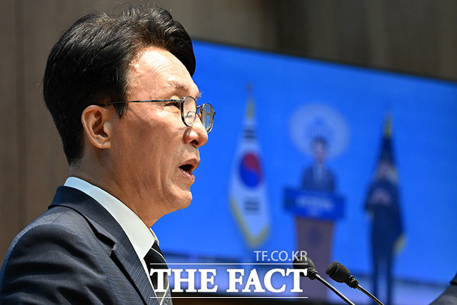 4대 개혁 발표 기자회견 열고 발언하는 김 전 총리.