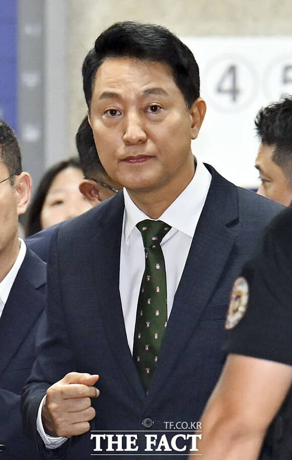 오 시장이 취재진의 질문에 답하고 있다. /사진공동취재단