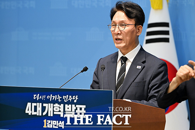 4대 개혁 발표 기자회견 열고 발언하는 김 전 총리.