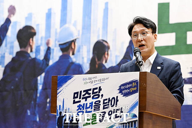 '민주당 청년을 담다! 노동을 잇다' 토론회 참석해 손피켓 들어보이는 당권 주자들과 참석자들.