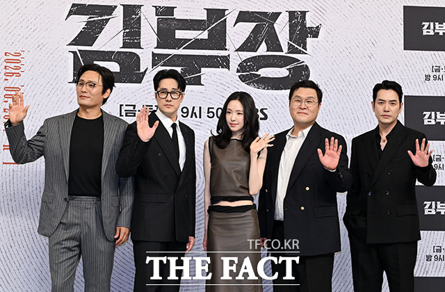배우 최대훈 소지섭 손나은 윤경호 주상욱(왼쪽부터)이 출연한 SBS 금토드라마 김부장이 SBS 드라마 역사에 한 획을 그으며 성황리에 막을 내렸다. 사진은 지난달 25일 오후 서울 양천구 목동 SBS에서 열린 김부장 제작발표회에 참석한 모습. /서예원 기자