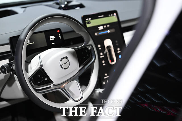 차세대 순수 전기 플래그십 'Volvo ES90' 출시 기념 행사가 22일 오전 서울 용산구 그랜드하얏트서울에서 열린 가운데 이윤모 볼보자동차코리아 대표(왼쪽)와 오스카 베르틸손 올스보르 볼보자동차 이사회 회장이 포즈를 취하고 있다. /박헌우 기자