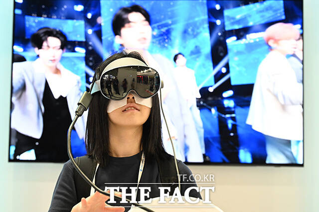K-Display 2026 한국디스플레이산업전시회가 서울 강남구 코엑스에서 개막한 22일 오전 행사장을 찾은 방문객이 삼성디스플레이의 XR 디바이스로 아이돌 무대를 체험하고 있다. /송호영 기자