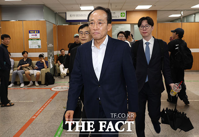 12·3 비상계엄 당시 국회의 계엄 해제 표결을 방해한 혐의를 받는 추경호 대구시장이 22일 오전 서울 서초구 서울중앙지방법원에서 열린 내린중요임무종사 혐의 공판에 출석하고 있다. /서예원 기자