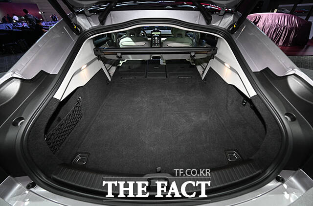 차세대 순수 전기 플래그십 'Volvo ES90' 출시 기념 행사가 22일 오전 서울 용산구 그랜드하얏트서울에서 열린 가운데 이윤모 볼보자동차코리아 대표(왼쪽)와 오스카 베르틸손 올스보르 볼보자동차 이사회 회장이 포즈를 취하고 있다. /박헌우 기자