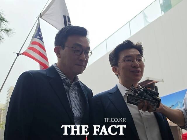 김건희 여사 변호인 최지우(왼쪽)·채명성 변호사가 22일 오전 경기 과천시 종합특검 사무실에 들어서며 취재진 질의에 답하고 있다. /김해인 기자