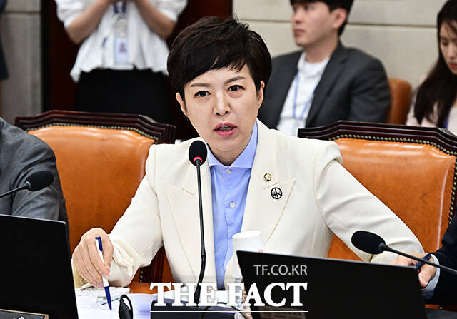 의사진행 발언하는 김은혜 국민의힘 의원.