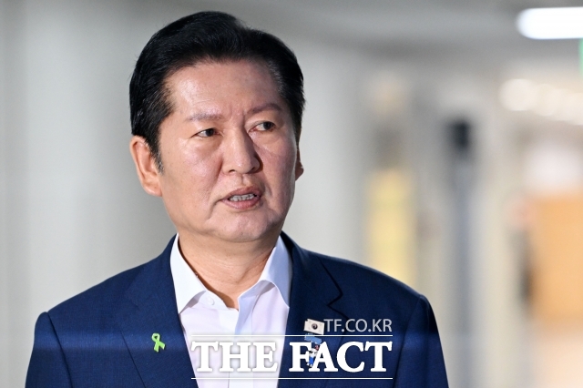 경찰이 정청래 전 더불어민주당 대표가 타고 있던 차량을 파손한 50대 남성을 붙잡았다. /남용희 기자