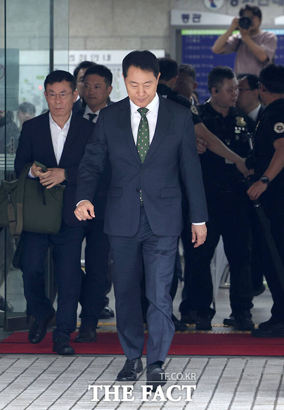 오 시장이 취재진의 질문에 답하고 있다. /사진공동취재단