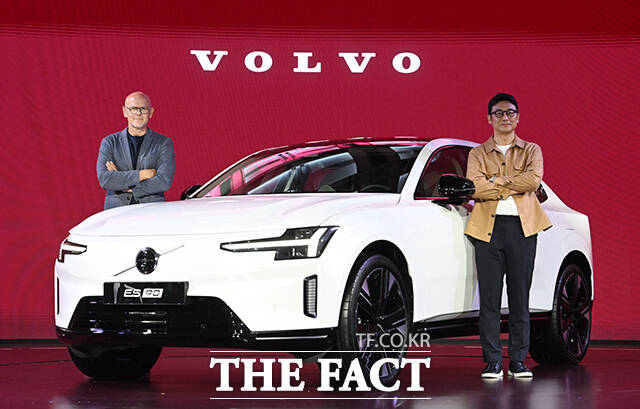 22일 오전 서울 용산구 그랜드하얏트서울에서 차세대 순수 전기 플래그십 'Volvo ES90' 출시 행사가 열린 가운데 오스카 베르틸손 올스보르 볼보자동차 이사회 회장(왼쪽)과 이윤모 볼보자동차코리아 대표가 포즈를 취하고 있다. /박헌우 기자