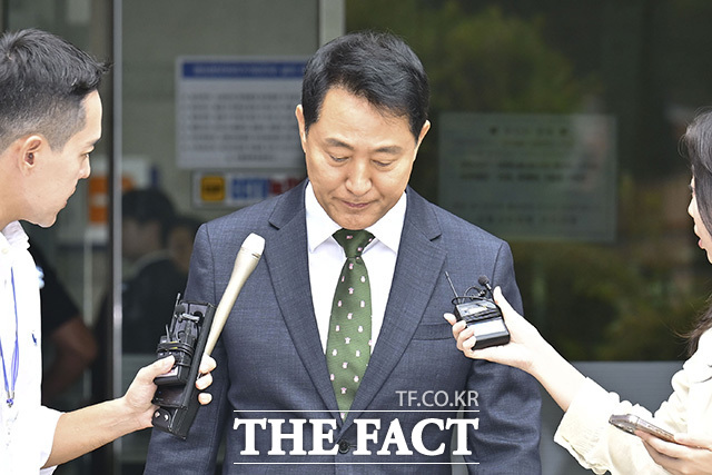 오 시장이 취재진의 질문에 답하고 있다. /사진공동취재단