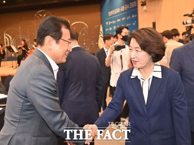 22일 경기도경제과학진흥원 광교홀에서 열린 '2026 도지사-시장·군수 간담회'에서 이현재 하남시장이 추미애 경기도지사를 만나 인사하고 있다. /하남시