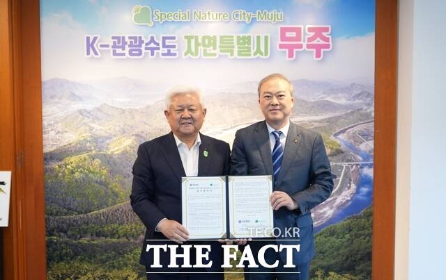 22일 무주군 무주읍 무주군청 군수실에서 열린 '성장엔진 연계 지역인재 양성을 위한 업무협약식'에서 양오봉 전북대학교 총장(오른쪽)과 황인홍 무주군수가 기념 촬영을 하고 있다. /전북대