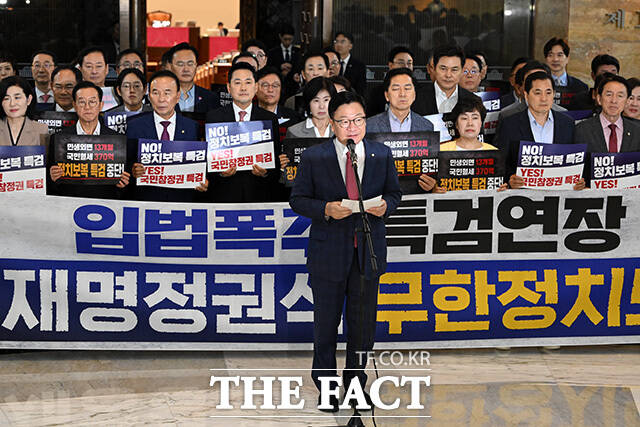 윤리위원회의 징계 심의 본격화로 당내 계파 갈등이 극에 달할 수 있는 상황에서 정 원내대표가 리더십을 발휘하지 못한다면 어렵게 마련한 대여 투쟁 동력마저 상실할 수 있다는 우려가 나온다. 사진은 정 원내대표(가운데)가 20일 오후 서울 여의도 국회 로텐더홀에서 더불어민주당 2차종합특검 강행처리 규탄대회를 열고 규탄사를 하고 있는 모습. /남용희 기자