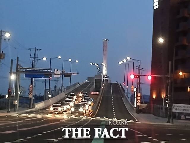 포항시의 해오름대교에 인도교가 설치되지 않아 반쪽짜리 관광자원이라는 비난을 받고 있다. /박진홍 기자