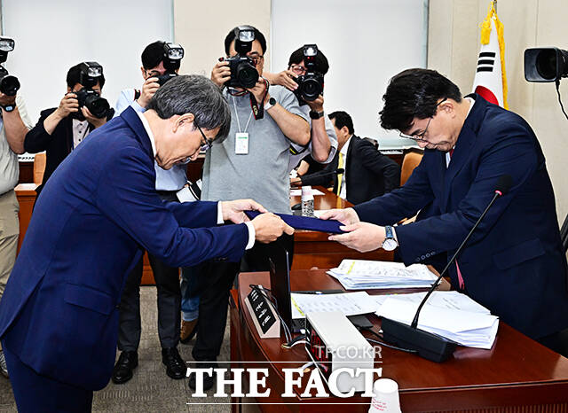 증인선서 마친 뒤 윤상현 국조특위 위원장에게 선서문 제출하는 노태악 전 중앙선관위원장.